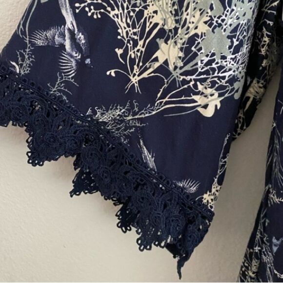 Hazel Lace Trim Boho Chic Bird Print Blouse Top Blue hi-lo hem Women’s Medium - Picture 6 of 10